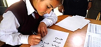 Öğrencilere Göktürk alfabesi öğretiyor