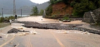 Yağmur Artvin'de köy yollarını kapattı