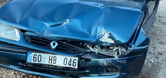 Tokat'ta iki otomobilin çarpışması sonucu 4 kişi yaralandı