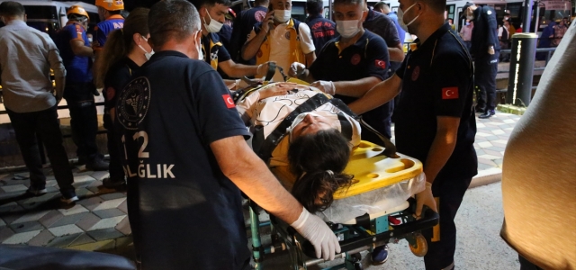 Tokat'ta otomobil ile çarpışan hafif ticari araç Behzat Deresi'ne devrildi: 4 yaralı