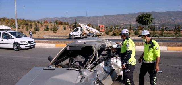 Tokat'ta traktöre çarpan otomobilin sürücüsü ile babası yaralandı