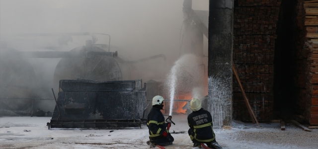 Tokat'ta yangın çıkan asfalt şantiyesinde zarar oluştu