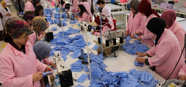 Üretimi durduran tekstil fabrikası maske üretimine başladı