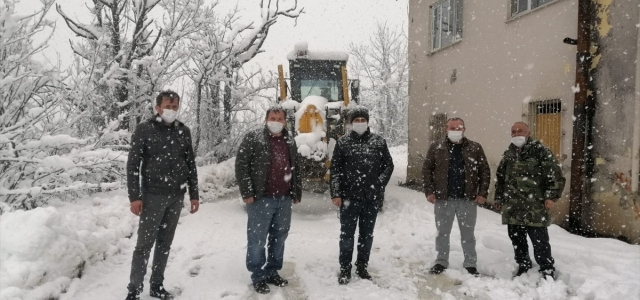 Yığılca'da karla mücadele çalışmaları sürüyor