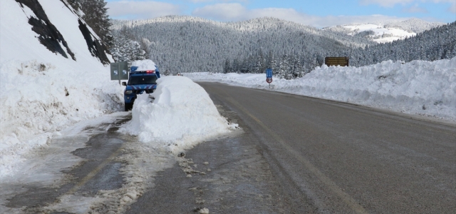 Yol ortasında üzeri karla kaplanan otomobil için "jandarmalı" önlem