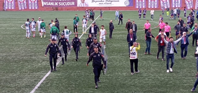 Zonguldak'ta amatör maçta futbolcular arasında arbede çıktı