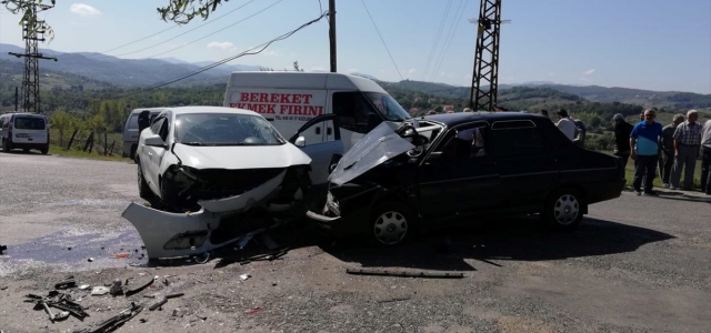 Zonguldak'ta iki otomobil çarpıştı: 1'i çocuk, 4 yaralı