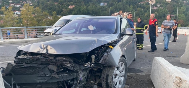 Zonguldak'ta otomobilin bariyerlere çarpması sonucu 3 kişi yaralandı