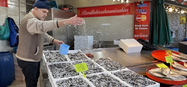 Zonguldak'ta sağanak ve fırtına balık fiyatlarını yükseltti