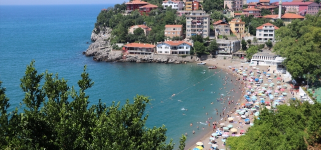 Zonguldak'ta sıcaktan bunalanlar plajları doldurdu
