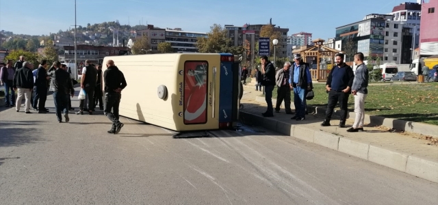 Zonguldak'ta yolcu minibüsü devrildi: 9 yaralı