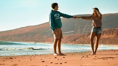 Ünlü Şarkıcı, Yeni Aşkıyla Romantik Tatilde Görüntülendi! Ünlü şarkıcı, tatilini yeni aşkıyla birlikte romantik bir atmosferde geçirirken