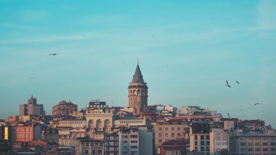 Galata kulesi yıllara meydan okumaya devam ediyor Ünlü dizi oyuncusu, sosyal medyada yarattığı etkileyici paylaşımıyla büyük bir