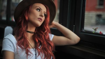 Emily Durmaz’ın kırmızı saçları olay oldu! Ünlü oyuncu Emily Durmaz'ın kırmızı saçları olay yaratıyor. Son görüntülerinde