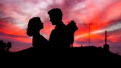 Konuşurken sevgilisinin gözleri doldu! Sevgilisinin sözleriyle duygulanan kişinin gözleri dolduğu anlar dikkat çekti. İkili