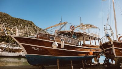 Baba yadigârı olan teknede yaşıyor Bir kişi, baba yadigârı olan teknede yaşamını sürdürüyor. Eşsiz bir
