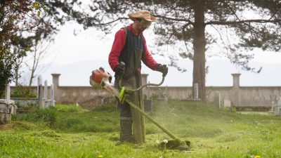 Düzce Belediyesi, şehir merkezindeki mezarlıkları bayram ziyareti için hazırlıyor. Park