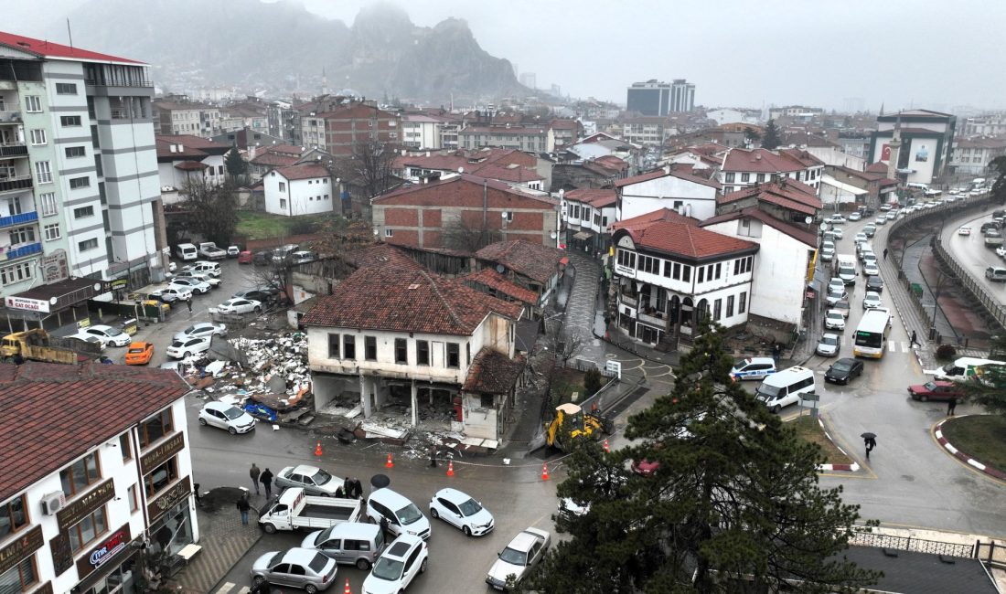 Tokat Belediyesi tarafından Behzat Çarşısı’nda metruk binaların yıkım çalışmalarına başlanıldı.