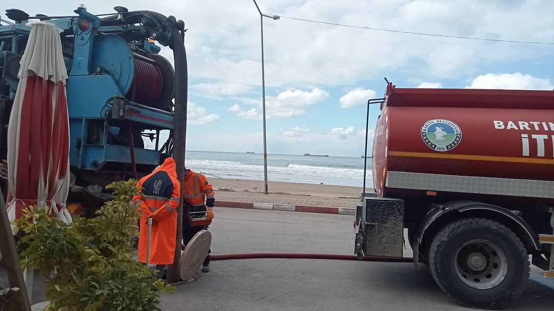 İnkumu tatil beldemizde, yaz sezonu hazırlıkları kapsamında kanalizasyon hatlarında temizlik