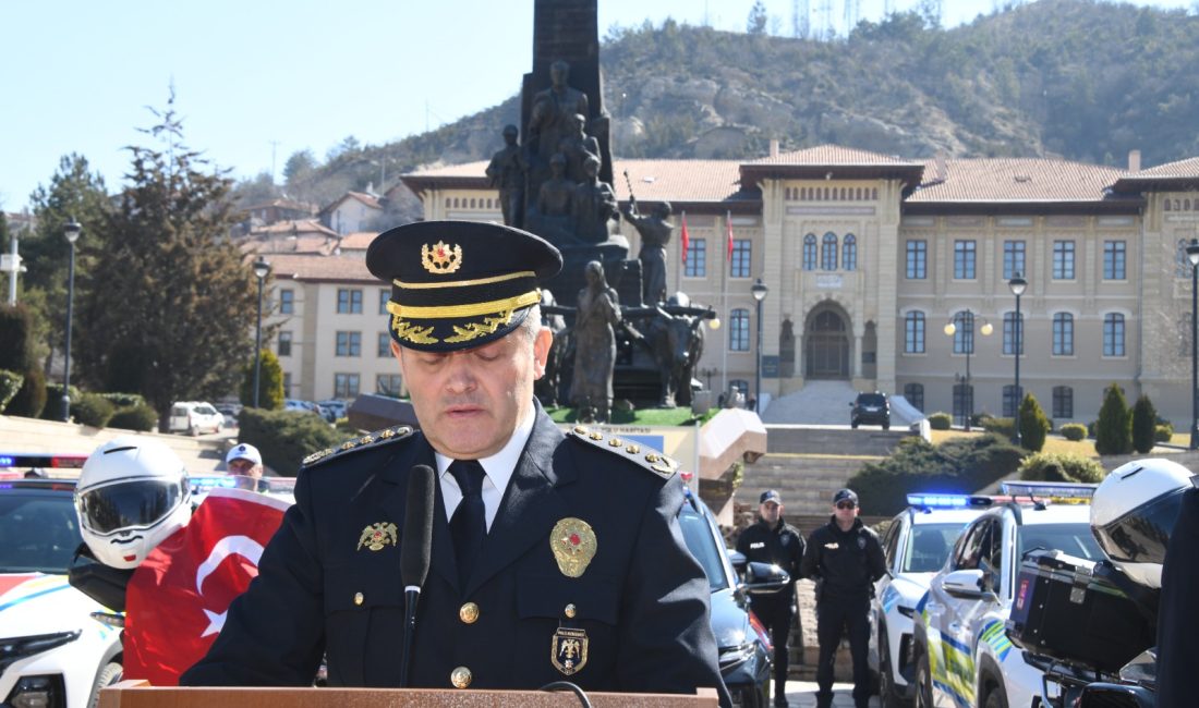 Kastamonu İl Emniyet Müdürlüğüne yeni alınan 32 araç, Cumhuriyet Meydanı’nda