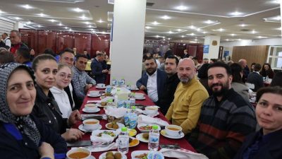 Zonguldak Belediye Başkanı Tahsin Erdem, belediye personeliyle iftar yemeğinde bir