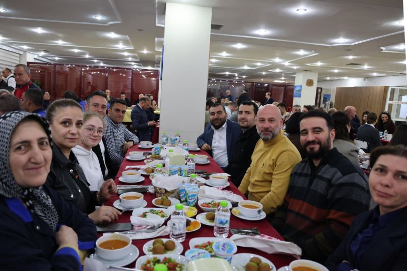 Zonguldak Belediye Başkanı Tahsin Erdem, belediye personeliyle iftar yemeğinde bir