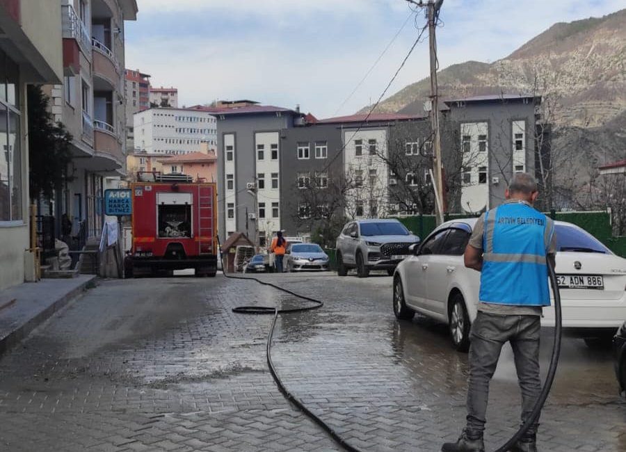 Hazıladığımız program kapsamında yol yıkama ve yağmur suyu kanalı temizleme