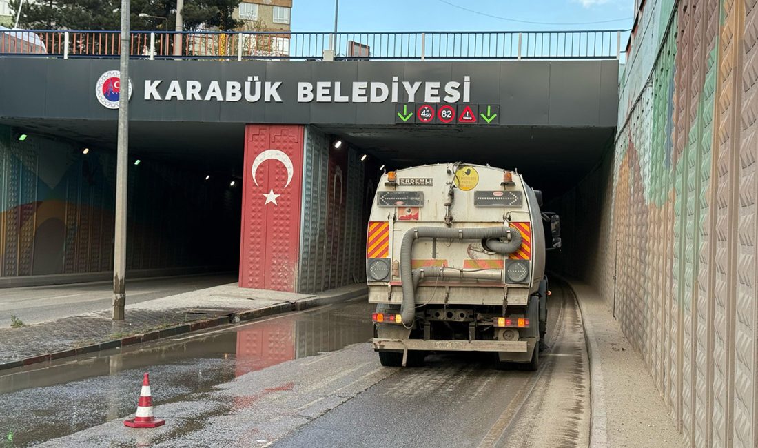 Karabük Belediyesi, şehir genelinde yürüttüğü temizlik çalışmalarına hız kesmeden devam