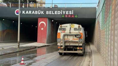 Karabük Belediyesi, şehir genelinde yürüttüğü temizlik çalışmalarına hız kesmeden devam