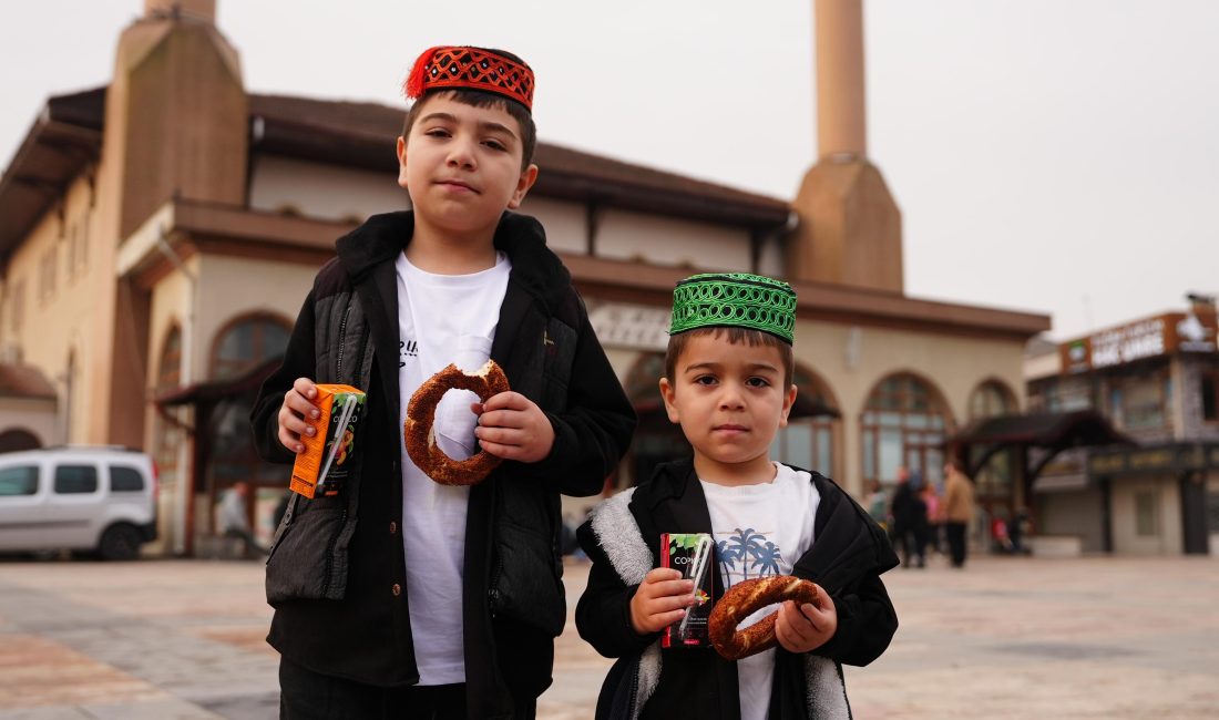 Düzce Belediyesi, Ramazan Bayramı’nda vatandaşlara cami önünde simit, poğaça ve