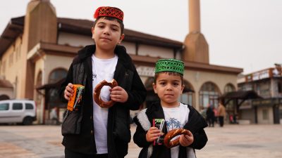 Düzce Belediyesi, Ramazan Bayramı’nda vatandaşlara cami önünde simit, poğaça ve