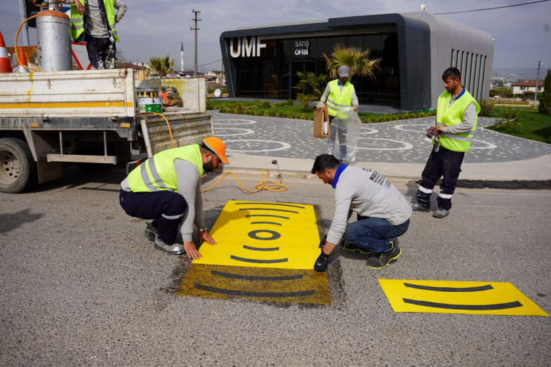 Büyükşehir, kent genelinde trafik güvenliğinin artırılmasına yönelik çalışmalar kapsamında zamanla