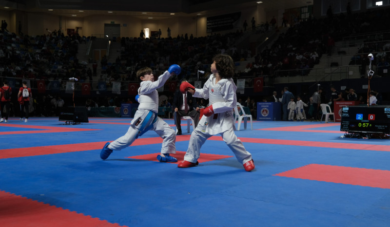 Büyükşehir Belediyesi’nin ev sahipliğinde düzenlenen Türkiye Çocuklar Karate Şampiyonası geniş