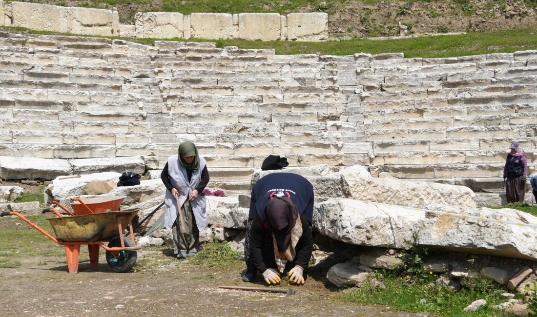 Düzce Belediyesi’nin büyük destek verdiği Konuralp Antik Tiyatrosu’ndaki kazı çalışmaları