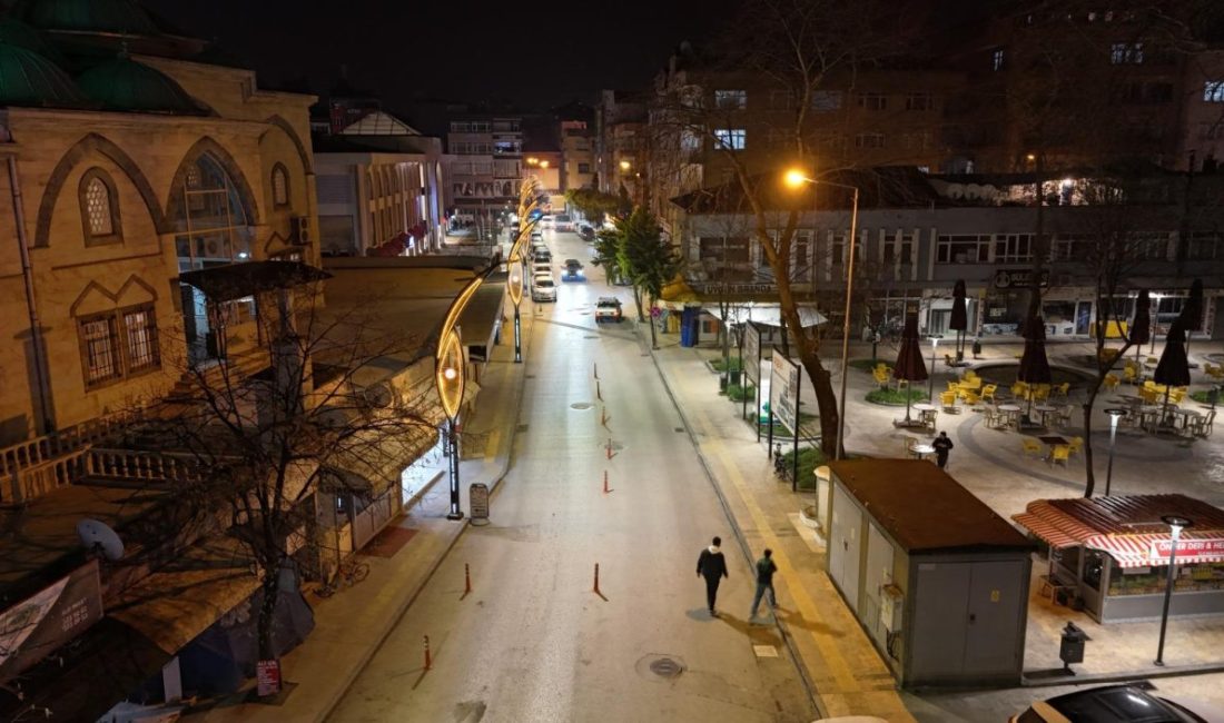 Ordu Büyükşehir Belediyesi tarafından gerçekleştirilen aydınlatma çalışmalarıyla ilçelerin çehresi değişiyor.