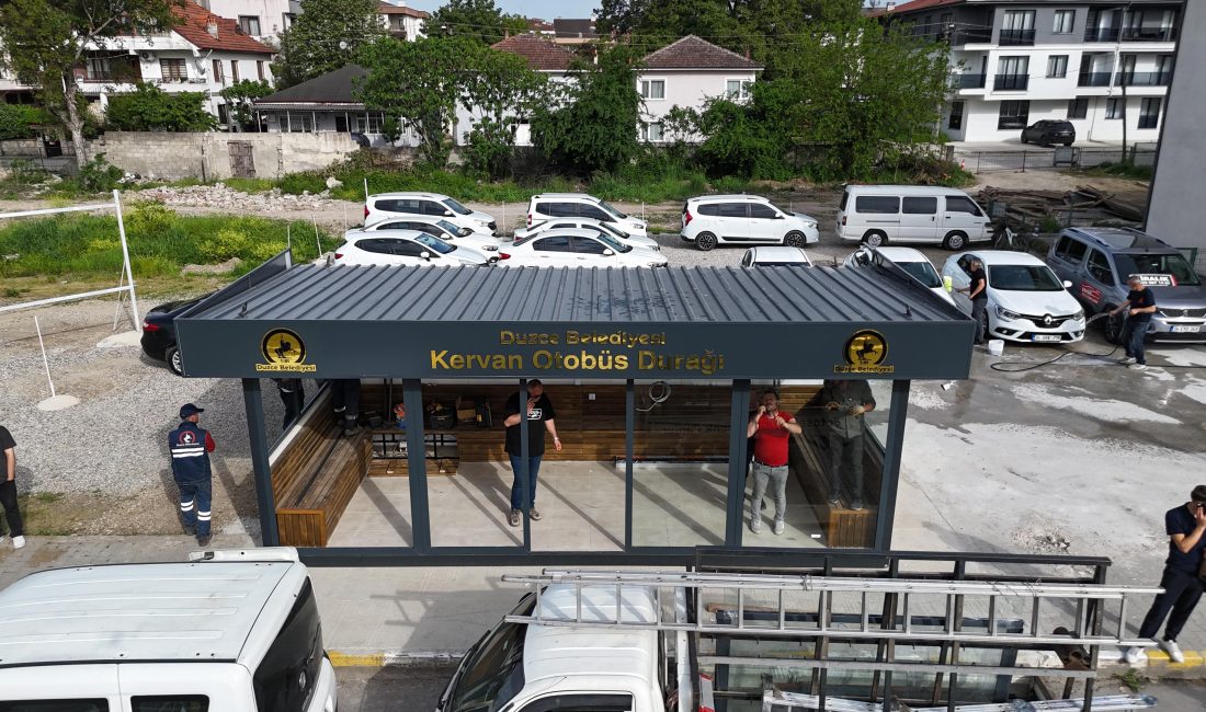 Düzce Belediyesi, estetik görünüm katılarak üretilen modern ve akıllı durakların