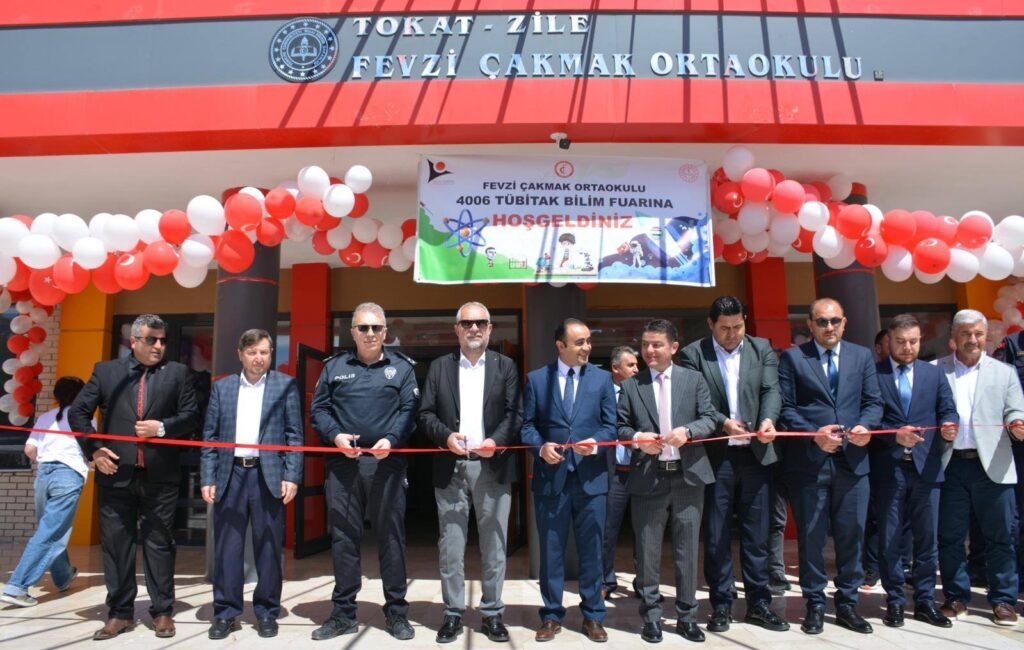 Zile Fevzi Çakmak Ortaokulu’nda düzenlenen TÜBİTAK Bilim Fuarı, renkli ve