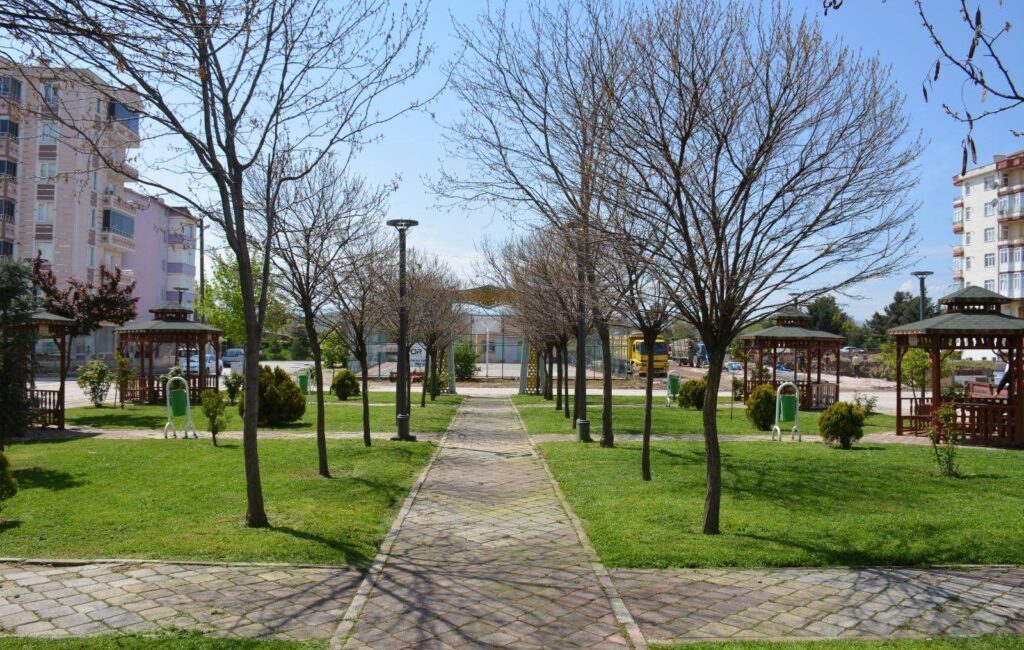 Zile Belediyesi Park ve Bahçeler Müdürlüğü ekipleri tarafından ilçemiz genelindeki