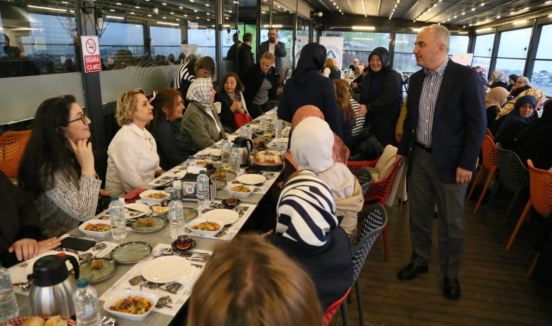 Rize Belediye Başkanı Rahmi Metin beraberinde eşi Fatma Metin ve