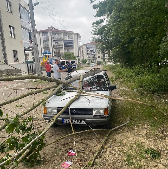 Bartın’da etkili olan fırtına ve yoğun yağışın ardından şehir genelinde