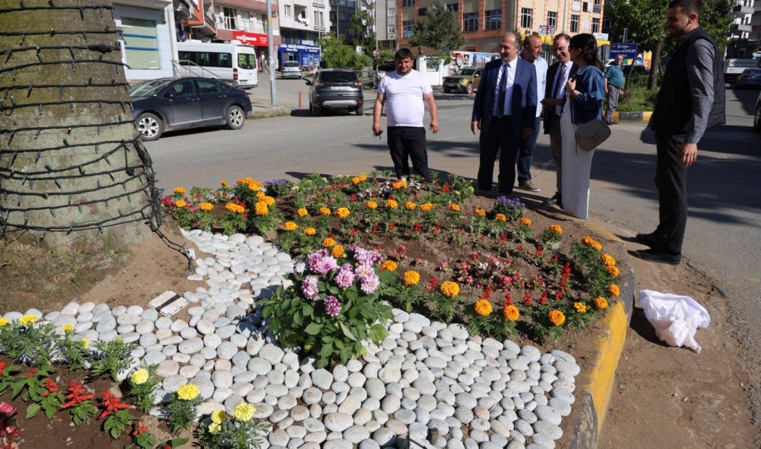 İlçe merkezimizde kaldırım ve orta refüjlerde yürütülen peyzaj düzenleme çalışmaları