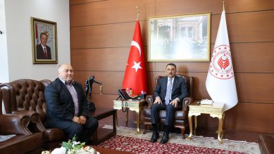 Vali Osman Hacıbektaşoğlu, İnağzı Mahallesi Muhtarı Birol Somuncu’yu makamında kabul