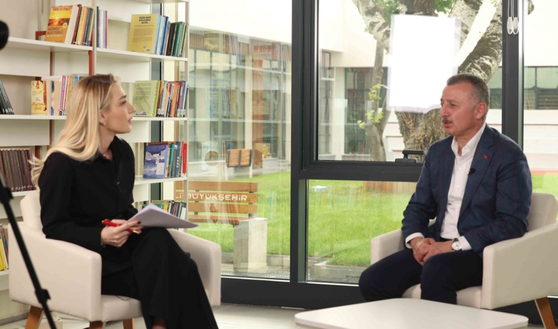 Tahir Büyükakın, gazeteci ve televizyon sunucusu Cansu Canan Özgen ile