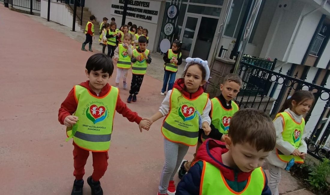 Merkezde yapılan incelemeler  ve uygulamalı etkinliklerle  minikler, hem eğlendi hem