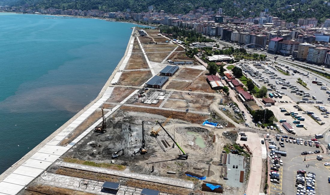 Rize Belediye Başkanı Rahmi Metin, Rize Valisi İhsan Selim Baydaş,