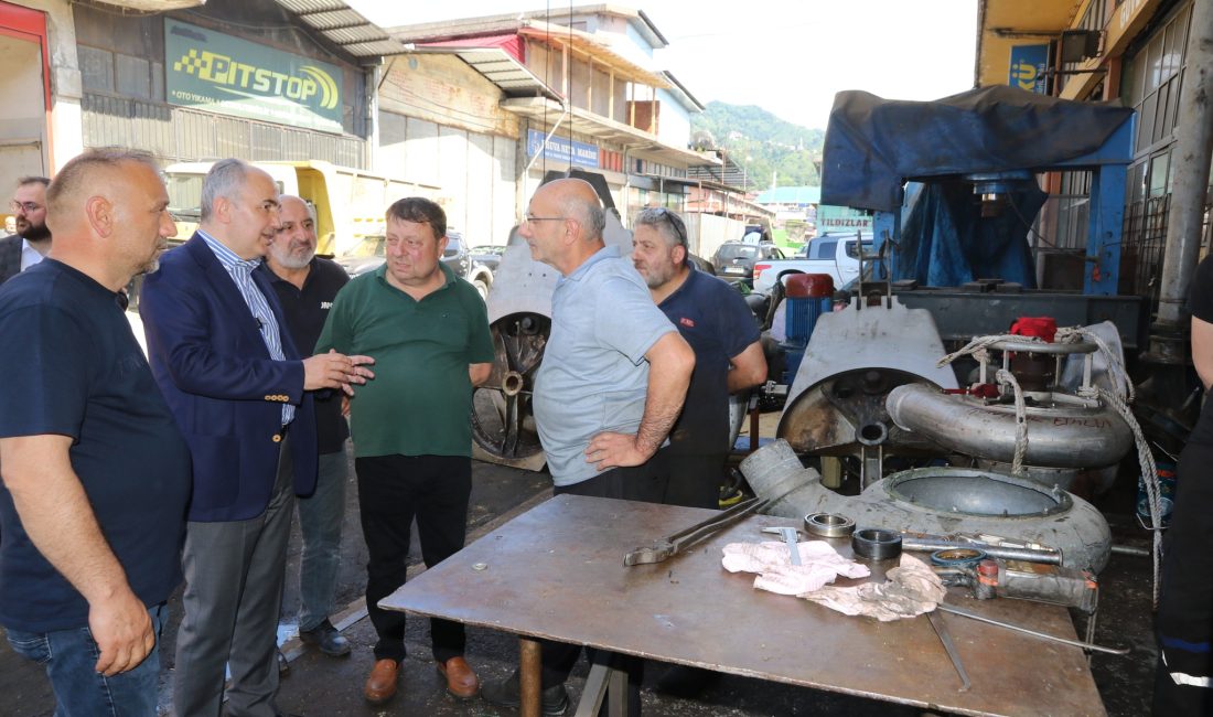 Rize Belediye Başkanı Rahmi Metin, beraberinde Rize Madeni Sanatkarlar Odası