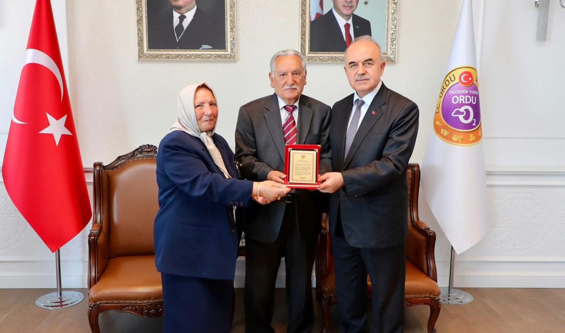 Vali Muammer Erol, Ordu Gazi İl Halk Kütüphanesine anne ve