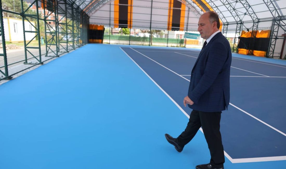 Arhavi sahil dolgu alanında hayata geçirilen Kapalı Tenis Kortu Projesi