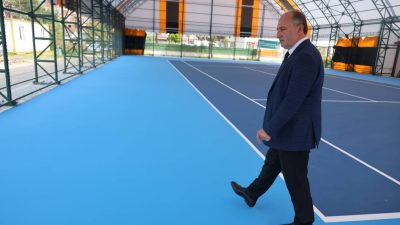 Arhavi sahil dolgu alanında hayata geçirilen Kapalı Tenis Kortu Projesi
