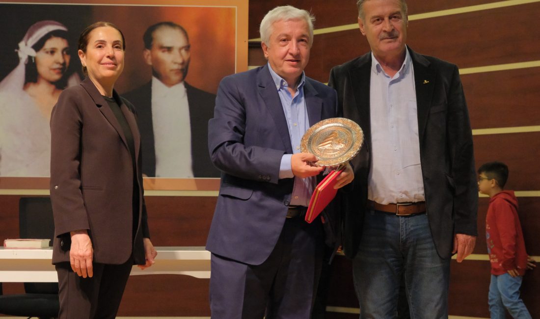 Bolu Kent Konseyi’nin düzenlediği “Kur’an Bizim Neyimiz Olur?” başlıklı konferansta,